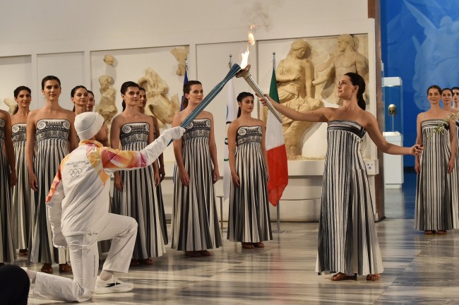 De fakkel voor de Winterspelen in Milaan Cortina 2026 is aangestoken