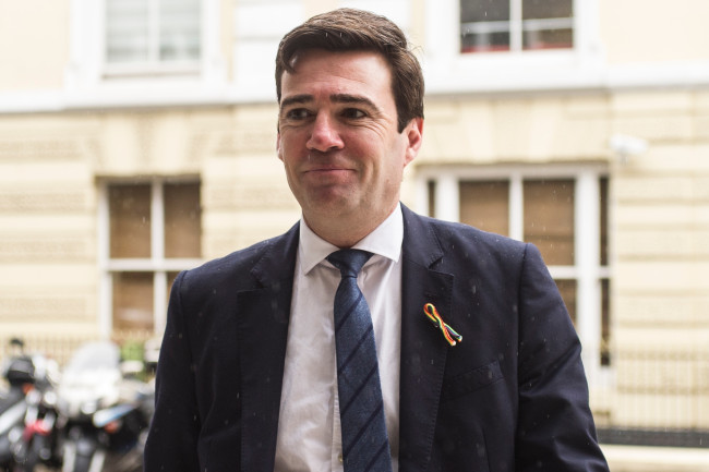 Andy Burnham behaalt een dominante overwinning bij de tussentijdse verkiezing in Makerfield terwijl hij zijn campagne ontwikkelt om Keir Starmers vakbondsleiderschap uit te dagen