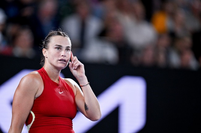 De directeur van Dubai Tennis Kampioenschappen vraagt om strengere straffen voor spelers als Sabalenka en Swiatek