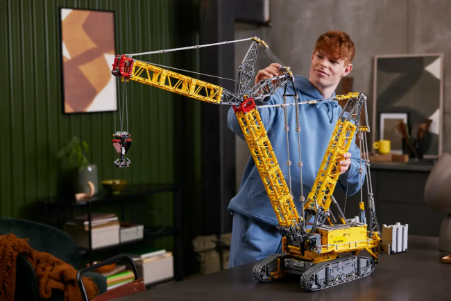 Lego launches one-meter-high crane next month