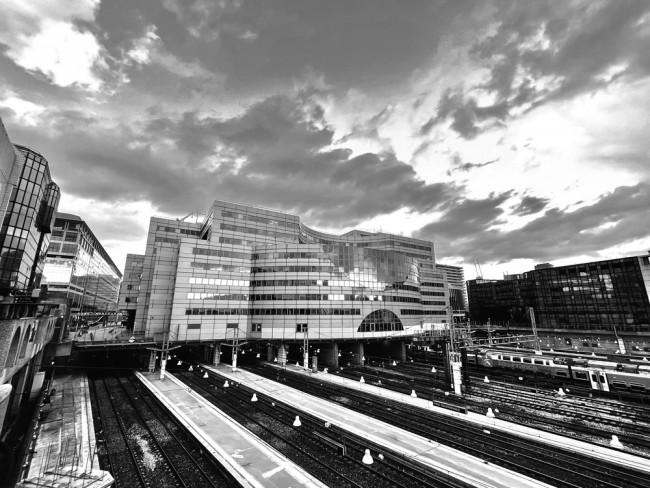 Franse politie pakt mesman neer "die dreigt de keel van mensen door te snijden" op het treinstation van Parijs