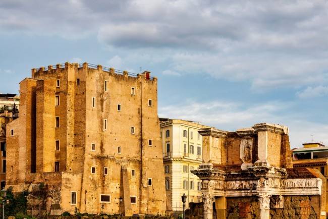 Arbeider sterft nadat hij vastzit onder ingestorte middeleeuwse toren in de buurt van het Colosseum in Rome