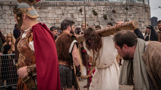 Jezus, niet de Maagd Maria, heeft de wereld gered, verduidelijkt het Vaticaan in een nieuw decreet dat door paus Leo is goedgekeurd