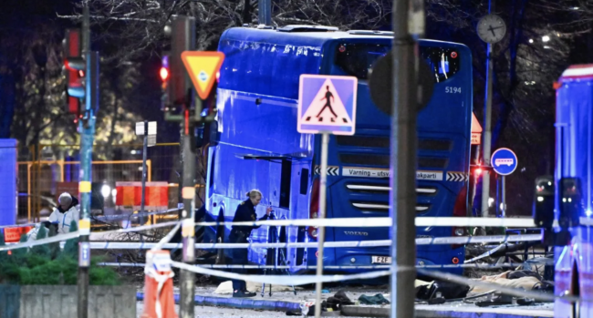 Minstens 3 doden nadat bus tegen bushalte in het centrum van Stockholm botst
