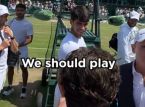 Het moment dat Carlos Alcaraz vandaag Tom Holland ontmoette op Wimbledon: "We should play"... golf?