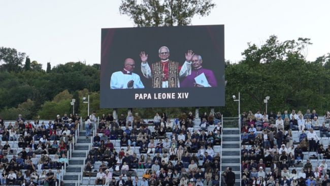 Het moment dat de nieuwe paus Leo XIV werd aangekondigd midden in een tenniswedstrijd in Rome