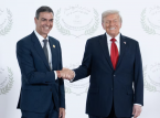 Dit is het gespannen moment waarop Trump en S&aacute;nchez elkaar de hand schudden nadat de Amerikaanse president Spanje bekritiseerde