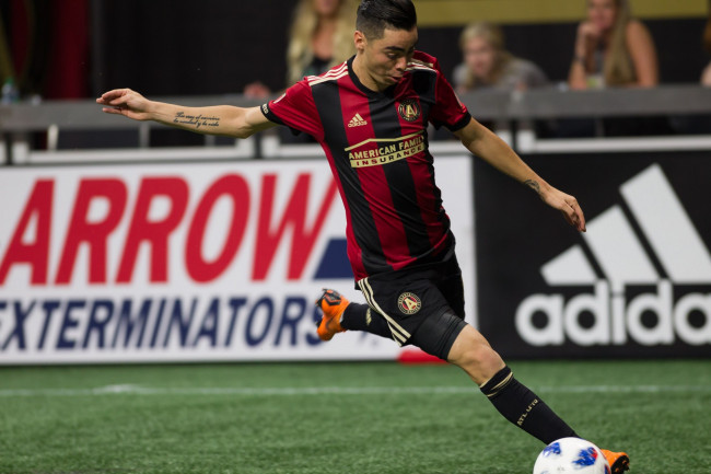 Miguel Almirón, uit Paraguay, de eerste speler die werd weggestuurd omdat hij zijn mond bedekte