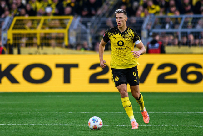 Borussia Dortmund sluit een contractverlenging voor Nico Schlotterbeck af, die door Madrid en Barcelona wordt gezocht