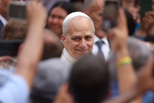 Paus Leo viert 70e verjaardag met duizenden op het Sint-Pietersplein