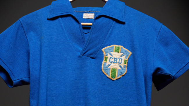 Pelé's voetbalshirt, gedragen tijdens de WK-finale van 1958, werd verkocht voor bijna 5 miljoen dollar