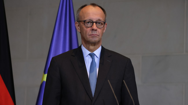 Controverse in Duitsland over de regel die mannen verplicht om langdurige verblijfsverblijven in het buitenland te melden