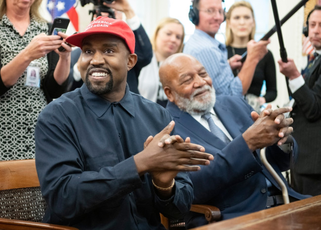 De druk op het Verenigd Koninkrijk om Kanye West te verbieden neemt toe na tegenreactie op het festival