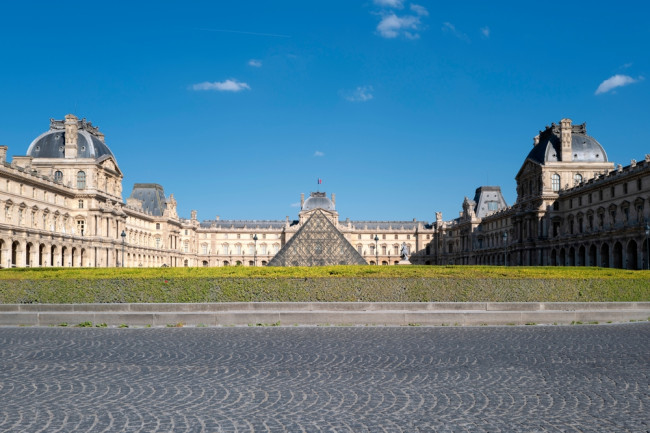 Negen gearresteerd wegens vermoedelijke boetefraude van €10 miljoen in het Louvre