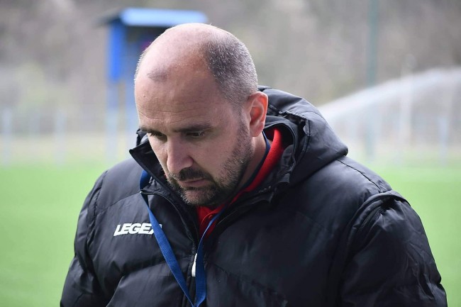 De Bosnische manager Mladen Žižović, 44, overlijdt na een medisch noodgeval tijdens een wedstrijd