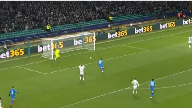 Bekijk het eigen doelpunt van Carter-Vickers voor Celtic dat viraal gaat