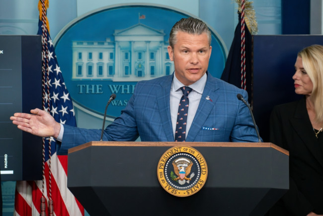 Pete Hegseth citeert pulp fiction als schrift en vergelijkt vervolgens de pers met vijanden van Jezus