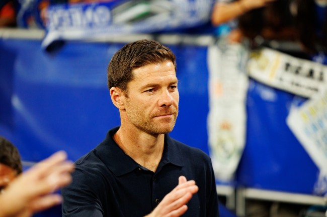 Xabi Alonso klaagt over scheidsrechter bij mogelijke straf tegen Vinícius