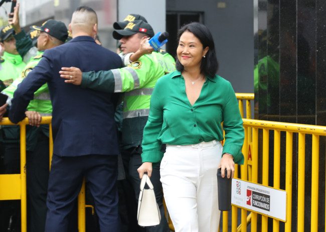 De verkiezingen in Peru zijn nek-aan-nek terwijl buitenlandse stembiljetten Fujimori versterken