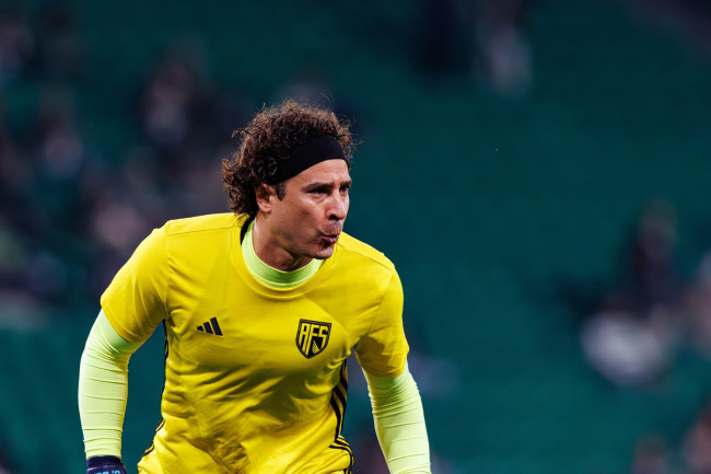 De legendarische Mexicaanse doelman Guillermo Ochoa krijgt een ovatie tijdens zijn laatste WK-optreden