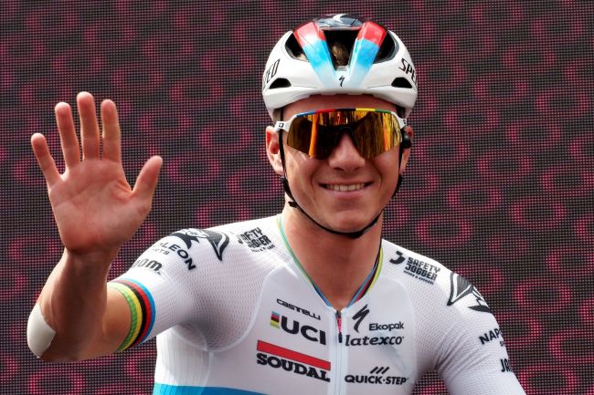 Remco Evenepoel wint eerste tijdrit van de Tour de France en Pogacar leidt Algemeen Klassement