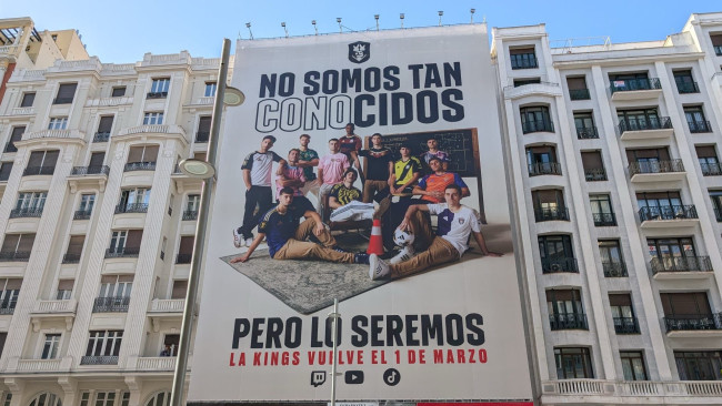 Gerard Piqué bespot Álvaro Arbeloa met een virale banner in het centrum van Madrid