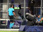 Gemaskerde fan saboteert VAR in 2. Bundesliga-wedstrijd, waarbij de monitor wordt losgekoppeld voor een penaltycheck