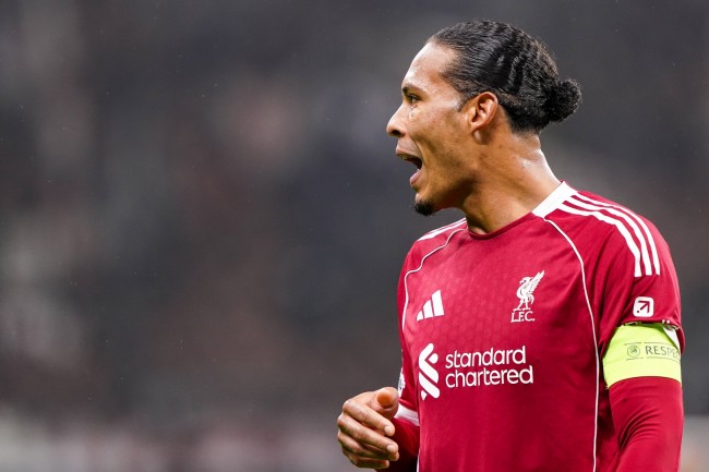 Liverpool-aanvoerder Virgil Van Dijk bekritiseert Rooney's "over the top" opmerkingen, dringt er bij hem op aan het goede voorbeeld te geven