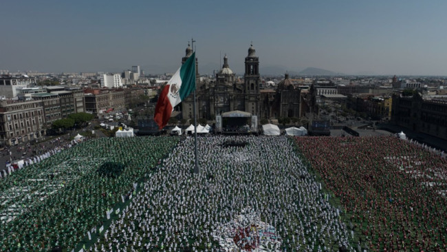 Mexico breekt Guinness Wereldrecord voor "Grootste Voetbalklasse ter Wereld" ter viering van het aankomende WK