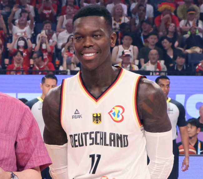 Duitse ster Dennis Schröder hekelt racistische beledigingen tijdens EuroBasket-wedstrijd van Litouwse fans