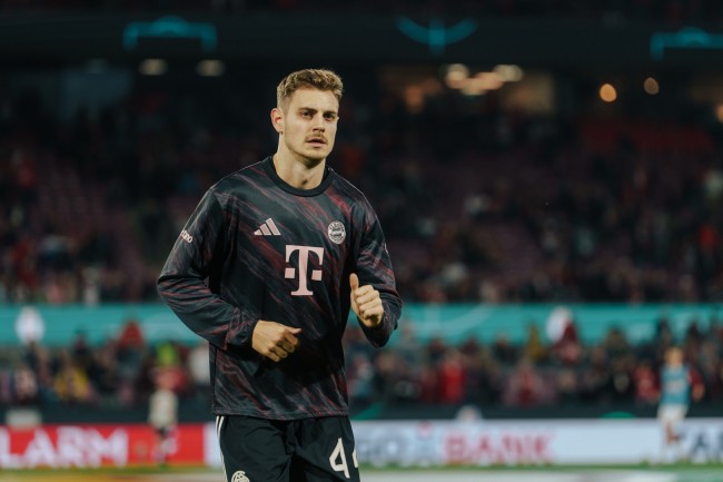 Josip Stanisic van Bayern München bekritiseerd door slechte smaakgrap na blessure Hakimi