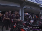 Het moment dat Jorge Mart&iacute;n met pensioen gaat bij de Grand Prix van Valencia, onder warm applaus van Aprilia