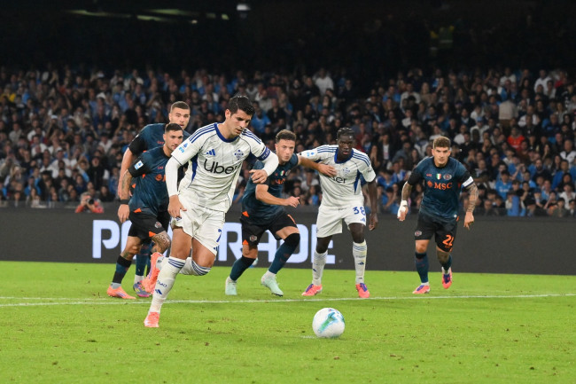 Como-manager Cesc Fábregas berispt Álvaro Morata publiekelijk na een rode kaart: 