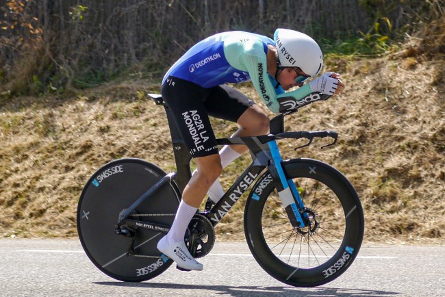 Paul Seixas, nieuwe wielersensatie in Frankrijk, weigert vergelijkingen dat hij op zijn leeftijd beter is dan Pogacar