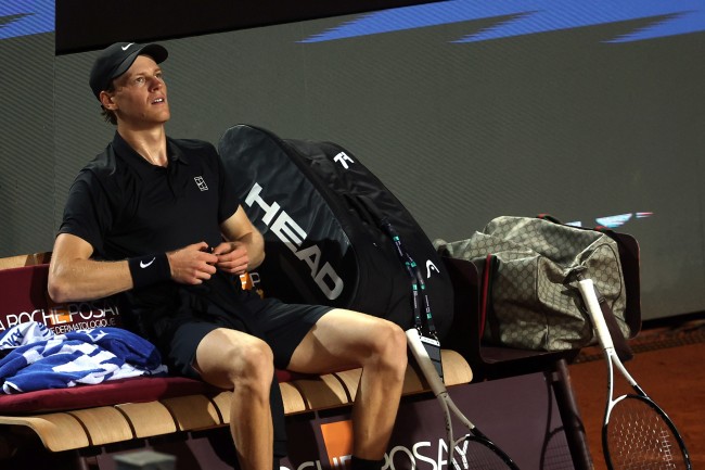 Jannik Sinner trekt zich terug uit Shanghai Open en loopt mank