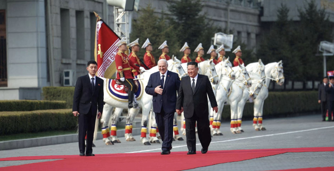 Kim Jong Un verwelkomt Loekasjenko