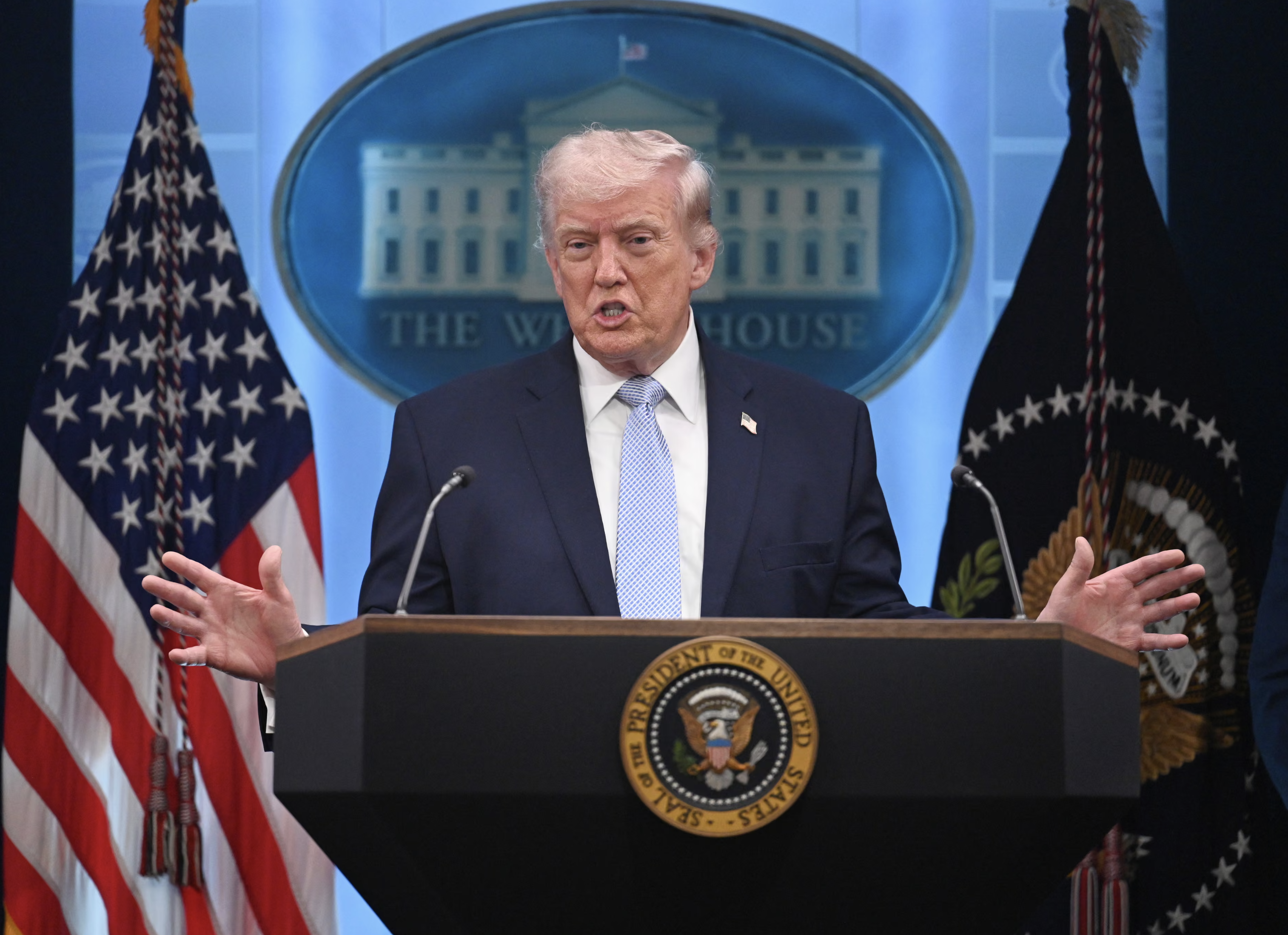 Trump stemt in met een twee weken durend staakt-het-vuren in Iran, waarbij hij zich terugtrekt van d