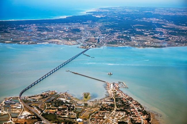 Bestuurder die "Allahu Akbar" roept, ploegt in op voetgangers in West-Frankrijk