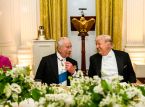 Koning Charles III gaat viraal door Trump te plagen en betekenisvolle geschenken te geven tijdens een bezoek aan Washington