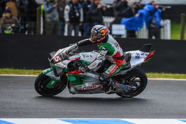 Johann Zarco loopt blessures op aan zijn knie nadat hij zijn been vastloopt met Bagnaia's motor bij een zware crash tijdens de Catalaanse GP