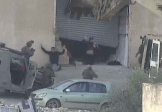 Video toont Israëlische troepen die Palestijnen doodschieten vlak na de overgave