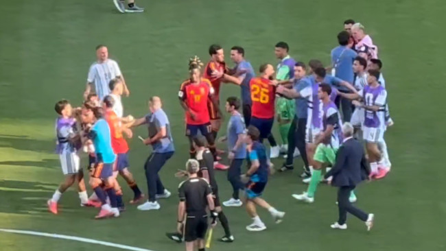 Argentinië's onsportieve gedrag: walgelijke aanval door Paredes en belediging tijdens de viering