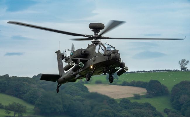 Trump zegt dat de VS "moeten reageren" op het neerschieten van een Apache-helikopter door Iran