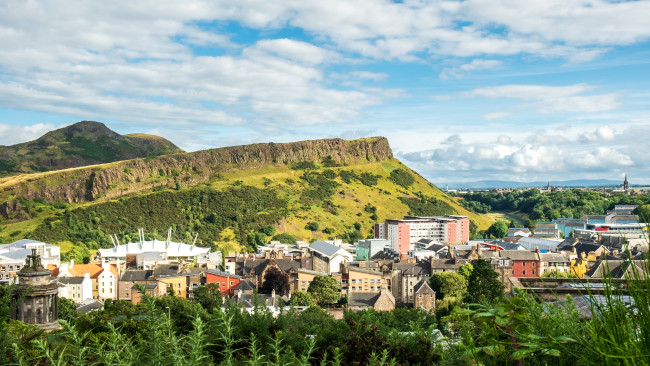Hulpdiensten die 's nachts de brand op Arthur's Seat in Edinburgh bestreden