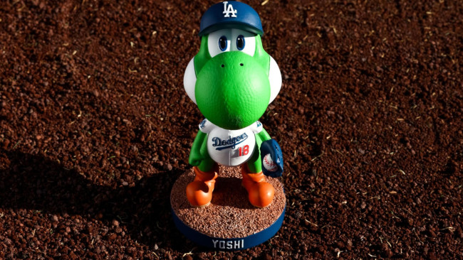 Los Angeles Dodgers geven Yoshi bobblehead-figuren weg met een honkbalpet