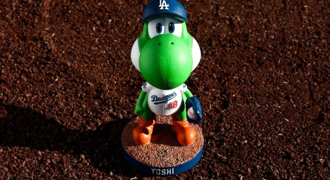 Los Angeles Dodgers geven Yoshi bobblehead-figuren weg met een honkbalpet