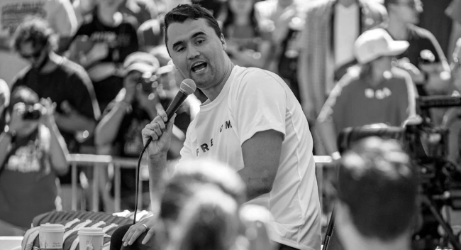 De familie en vrouw van Charlie Kirk staan oog in oog met de vermeende moordenaar