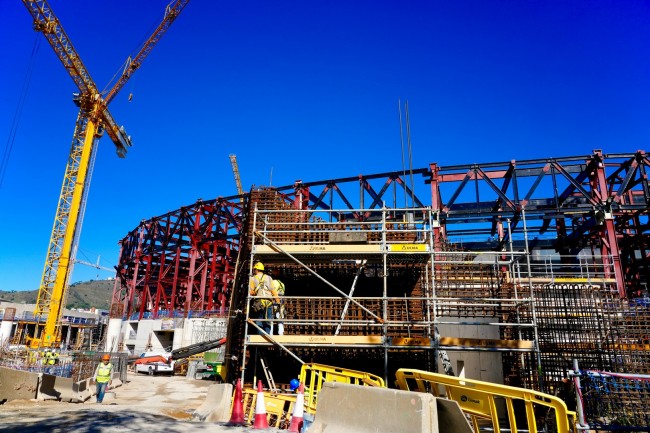 De politie van Barcelona houdt werknemers van Camp Nou aan omdat ze op zondag werken terwijl de club tegen de klok racet