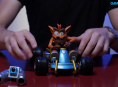 Kijk hoe we een Crash Team Racing-kartfigurine unboxen