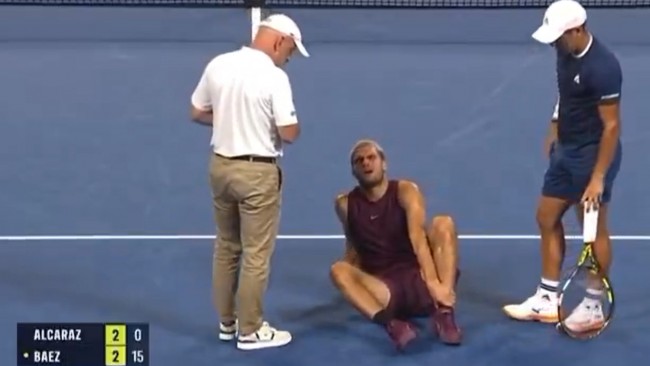 Carlos Alcaraz herstelt van verstuikte enkel en wint zijn eerste wedstrijd in Tokio